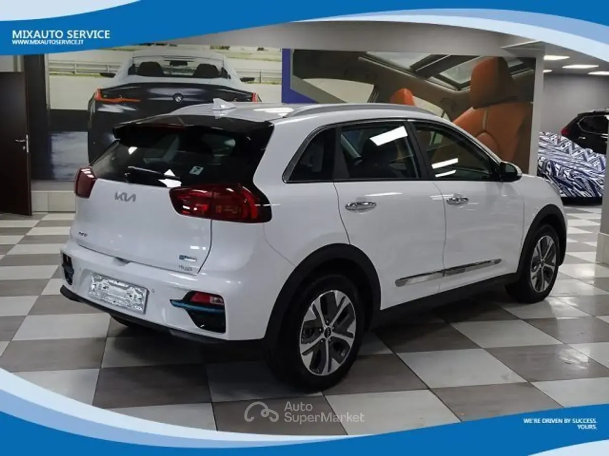 Käytetty Kia e-Niro 150 kW (204 HP) 2022 Valkoinen Katumaasturi