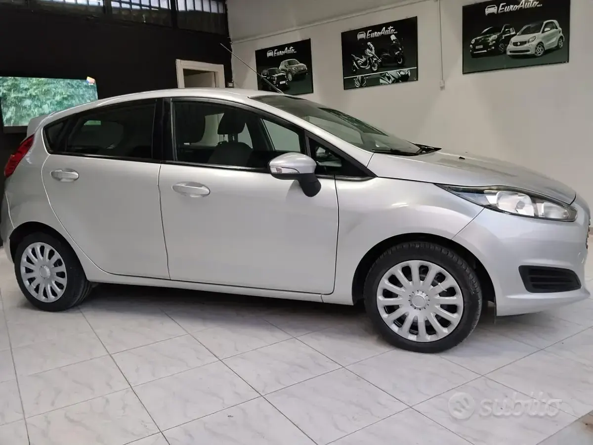 Usata Ford Fiesta 80 CV (58 kW) 2013 Grigio Berlina