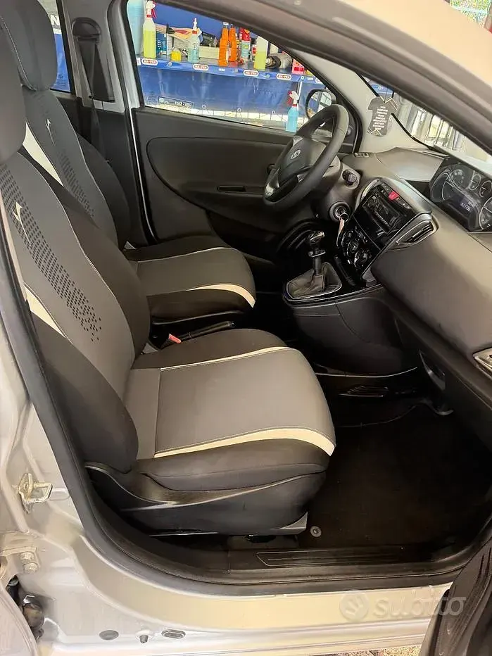Usata Lancia Ypsilon Gold 69 CV (50 kW) 2015 Grigio Utilitaria
