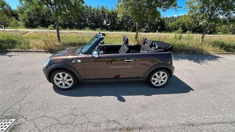 Usata Mini One Cabriolet 98 CV (72 kW) 2010 Marrone Cabrio
