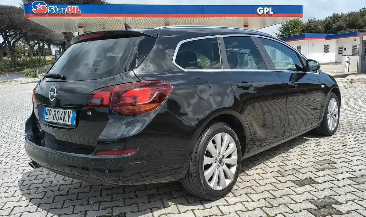 Usata Opel Astra 140 CV (102 kW) 2012 Nero Station wagon