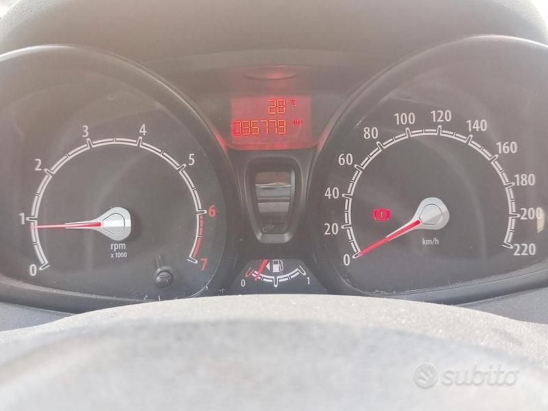 Usata Ford Fiesta 60 CV (44 kW) 2012 Grigio Utilitaria