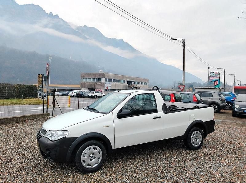 Bianco Usata 2010 Fiat Strada Pick-up | 9900 € (Ottimo prezzo) - Immagine 1/4