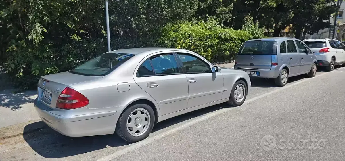 Usata Mercedes E270 177 CV (130 kW) 2004 Grigio Berlina