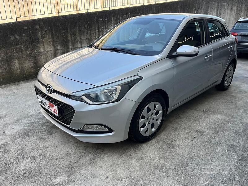 Argento Usata 2015 Hyundai i20 Style Tre volumi | 5900 € (Buon prezzo) - Immagine 1/4