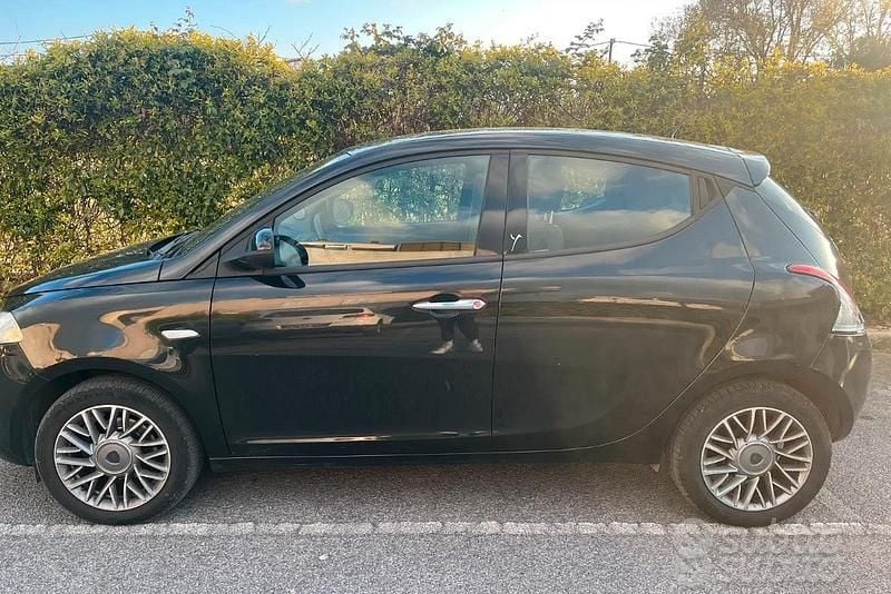 Usata Lancia Ypsilon Gold 69 CV (50 kW) 2012 Nero Utilitaria