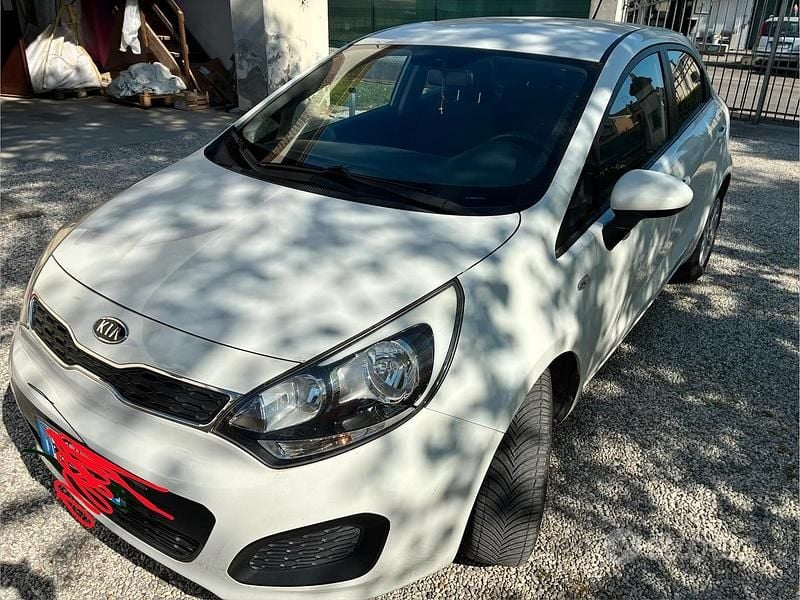Usata Kia Rio 85 CV (62 kW) 2011 Bianco Berlina
