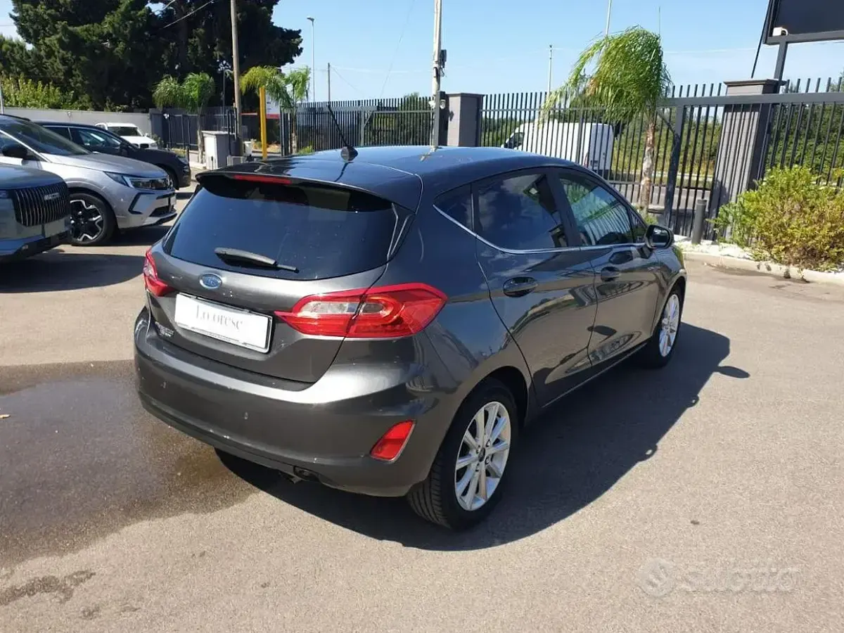 Usata Ford Fiesta Titanium 86 CV (63 kW) 2018 Grigio scuro metallizzato Utilitaria