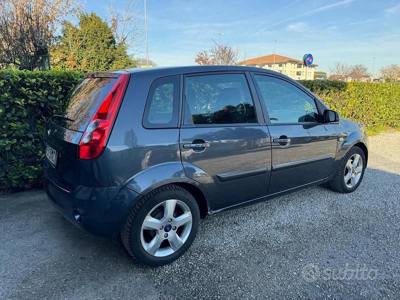 Usata Ford Fiesta Ghia 75 CV (55 kW) 2007 Grigio Berlina