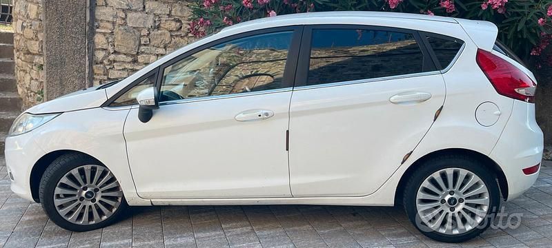 Usata Ford Fiesta Titanium 97 CV (71 kW) 2010 Bianco Utilitaria