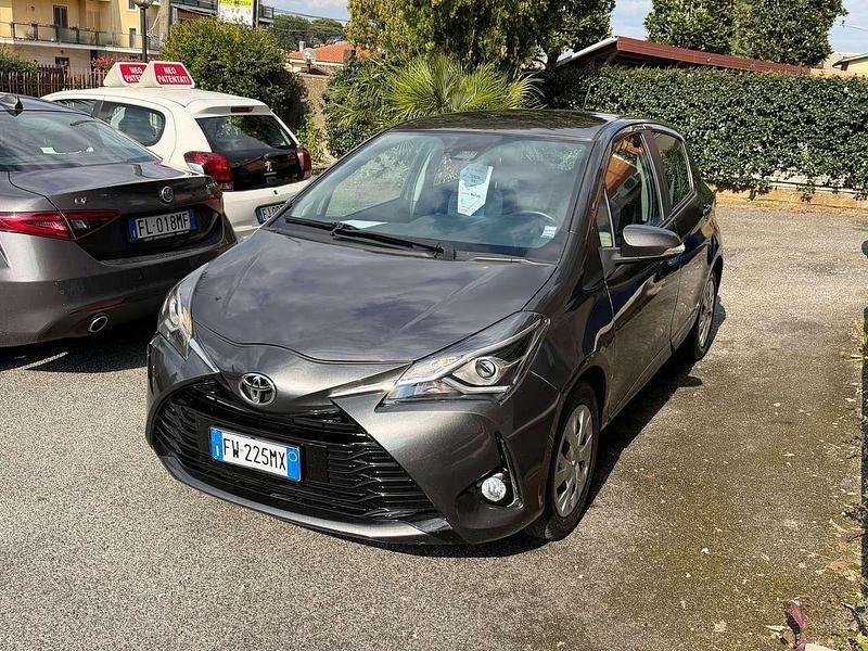 Usata Toyota Yaris Lounge 72 CV (52 kW) 2019 Grigio Berlina