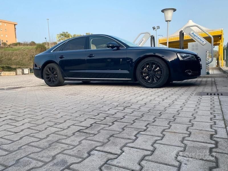 Blu Usata 2010 Audi A8 Tre volumi | 16.000 € (Molto cara) - Immagine 1/4