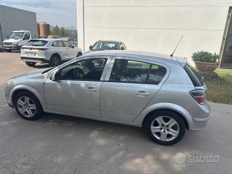 Argento Usata 2010 Opel Astra Tre volumi | 1990 € (Ottimo prezzo) - Immagine 1/2