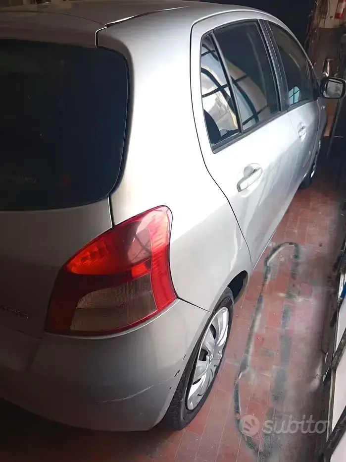 Usata Toyota Yaris 87 CV (63 kW) 2007 Grigio Utilitaria