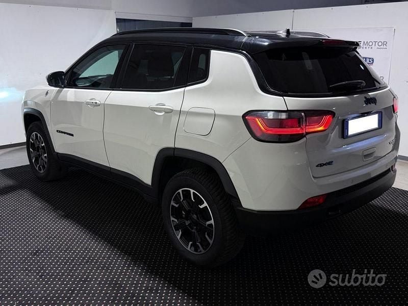 Usata Jeep Compass Trailhawk 240 CV (176 kW) 2023 Bianco metallizzato SUV