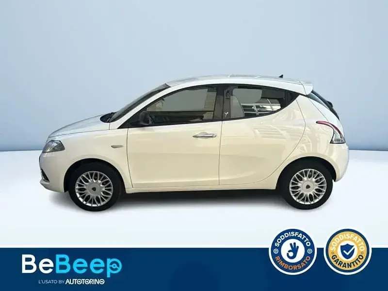 Usata Lancia Ypsilon Silver 69 CV (50 kW) 2017 Bianco pastello Utilitaria