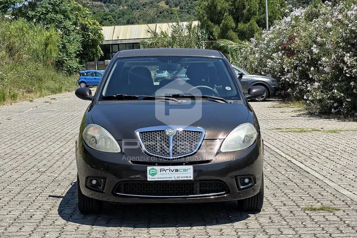 Usata Lancia Ypsilon 75 CV (55 kW) 2007 Viola Utilitaria