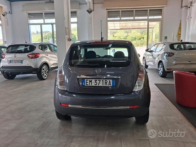 Gebraucht Lancia Ypsilon 75 PS (55 kW) 2012 Grau Kleinwagen