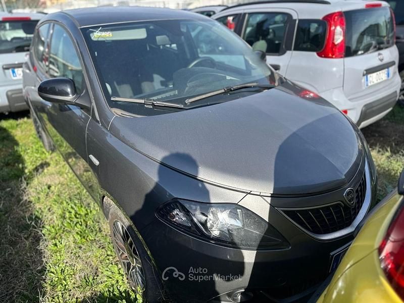 Usata Lancia Ypsilon S 70 CV (51 kW) 2024 Grigio Utilitaria