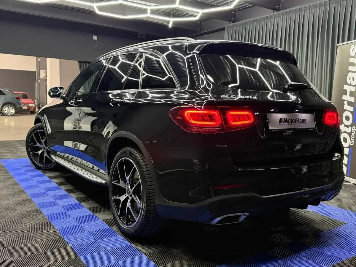 Usado Mercedes GLC300 Premium 245 CV (180 kW) 2020 Negro SUV