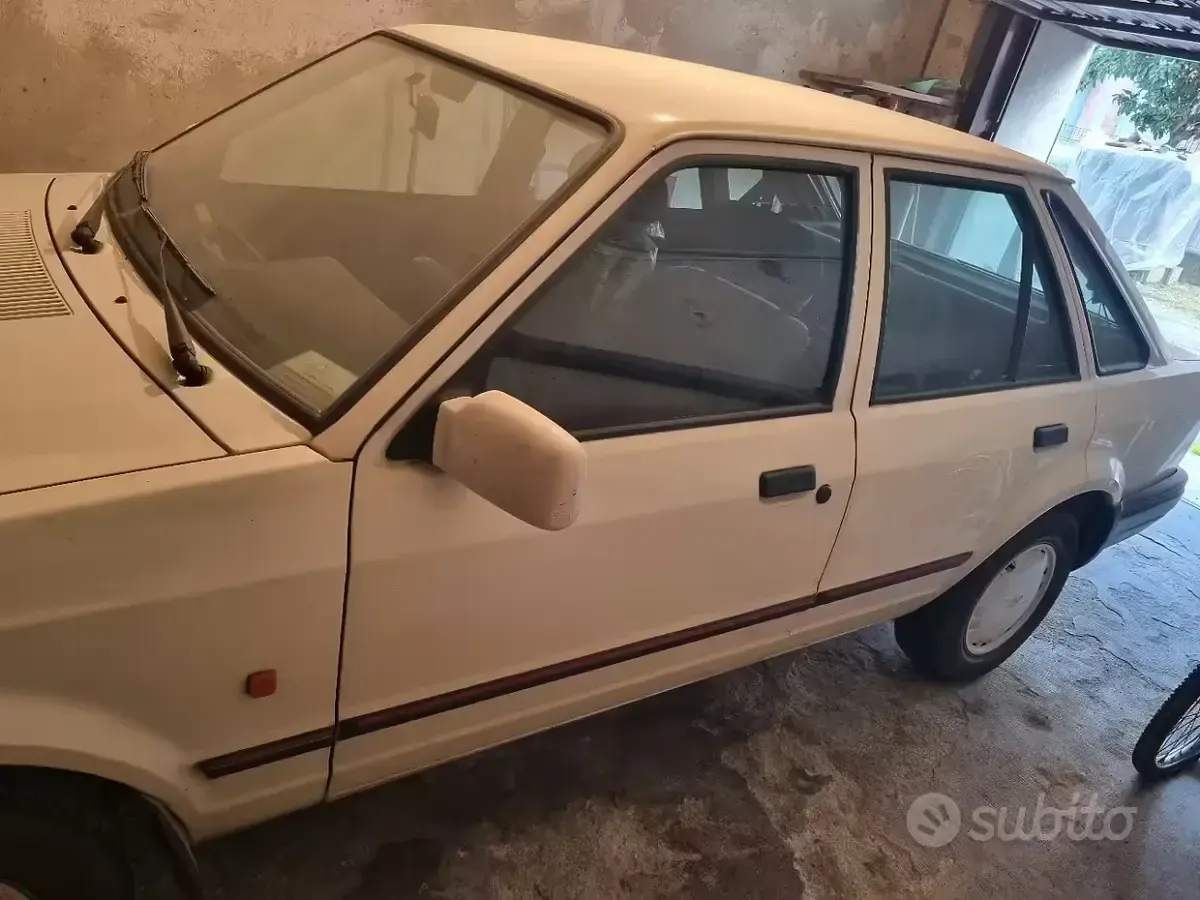 Usata Ford Escort 50 CV (36 kW) 1988 Bianco Berlina