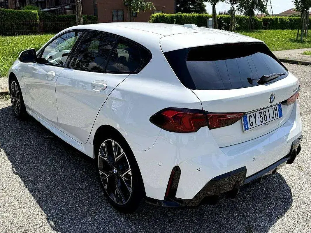 Begagnad BMW 118 M Sport 150 HK (110 kW) 2025 Vit Halvkombi