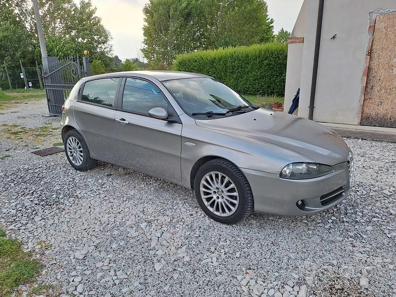 Begagnad Alfa Romeo 147 120 HK (88 kW) 2007 Grå Halvkombi