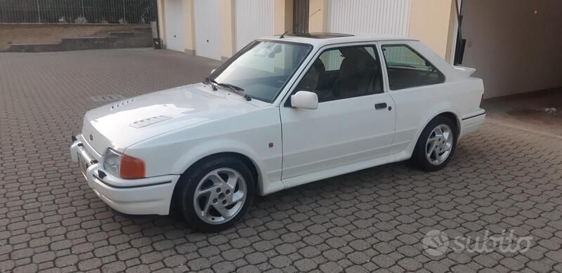 Usata Ford Escort 129 CV (94 kW) 1989 Bianco Berlina