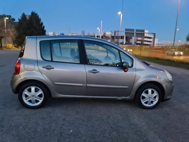 Käytetty Renault Modus Dynamique 113 HP (83 kW) 2008 Harmaa Tila-auto