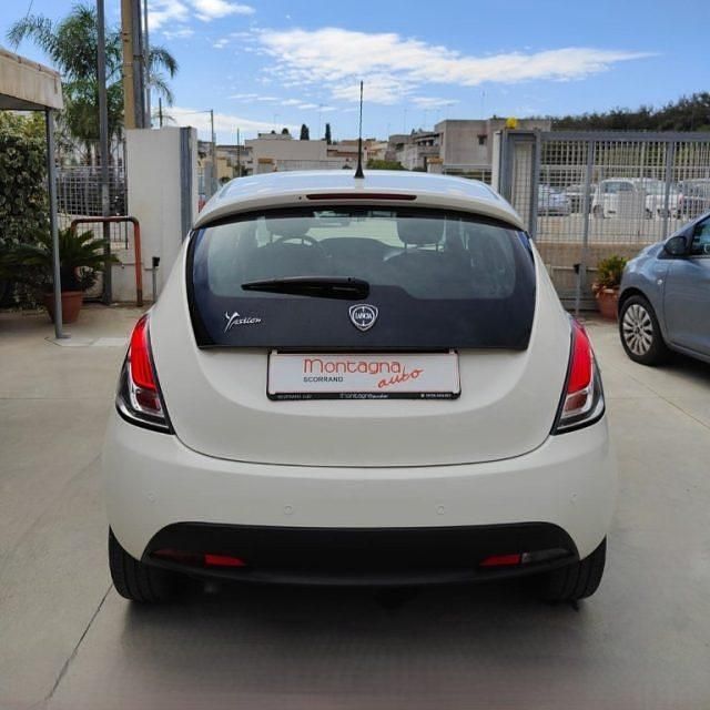 Usata Lancia Ypsilon S 95 CV (69 kW) 2015 Bianco pastello Utilitaria