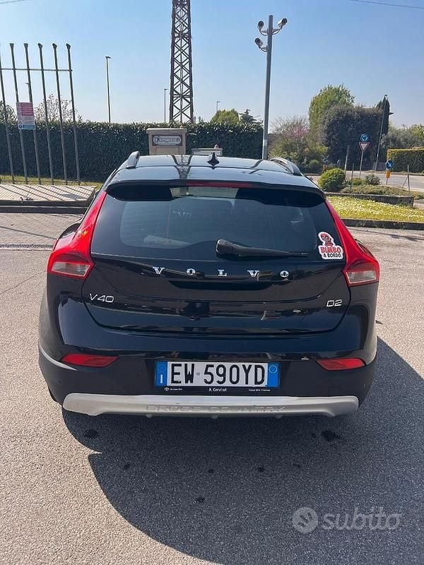 Usata Volvo V40 116 CV (85 kW) 2014 Nero Berlina