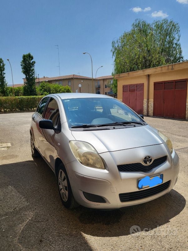 Usata Toyota Yaris 65 CV (47 kW) 2010 Grigio Utilitaria