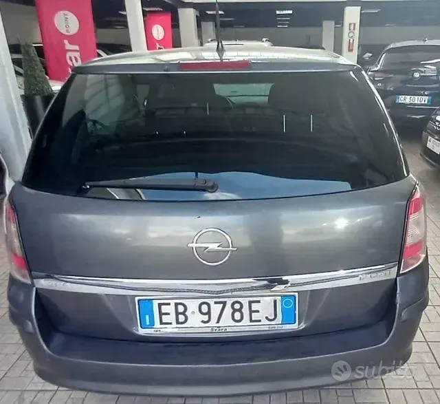 Begagnad Opel Astra 110 HK (80 kW) 2011 Grå Kombi