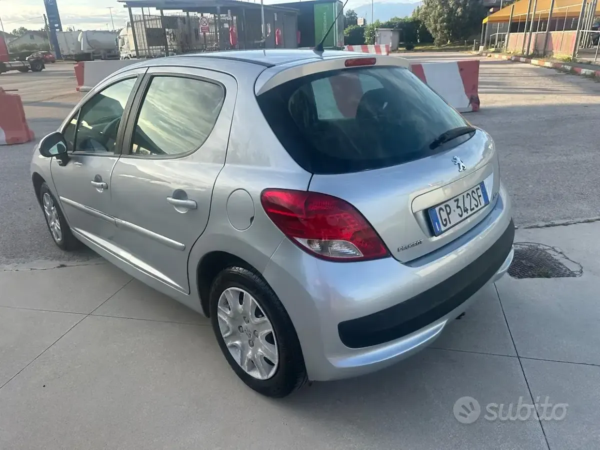Begagnad Peugeot 207 68 HK (50 kW) 2012 Grå Sedan