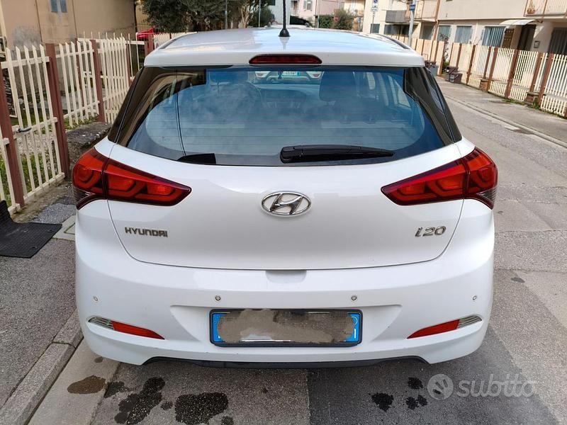 Usado Hyundai i20 78 HP (57 kW) 2015 Sedan
