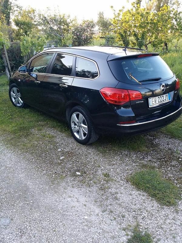Usata Opel Astra 110 CV (80 kW) 2014 Nero Station wagon