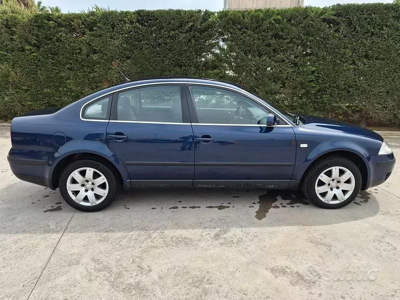 Usata VW Passat 130 CV (95 kW) 2001 Blu Berlina