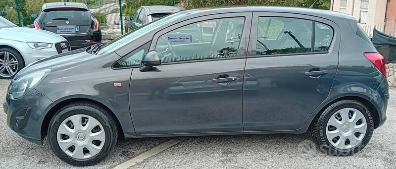 Usata Opel Corsa Edition 75 CV (55 kW) 2014 Grigio Berlina