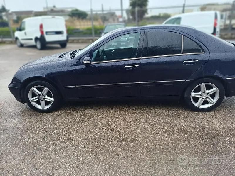 Usata Mercedes C220 125 CV (91 kW) 2001 Blu Berlina
