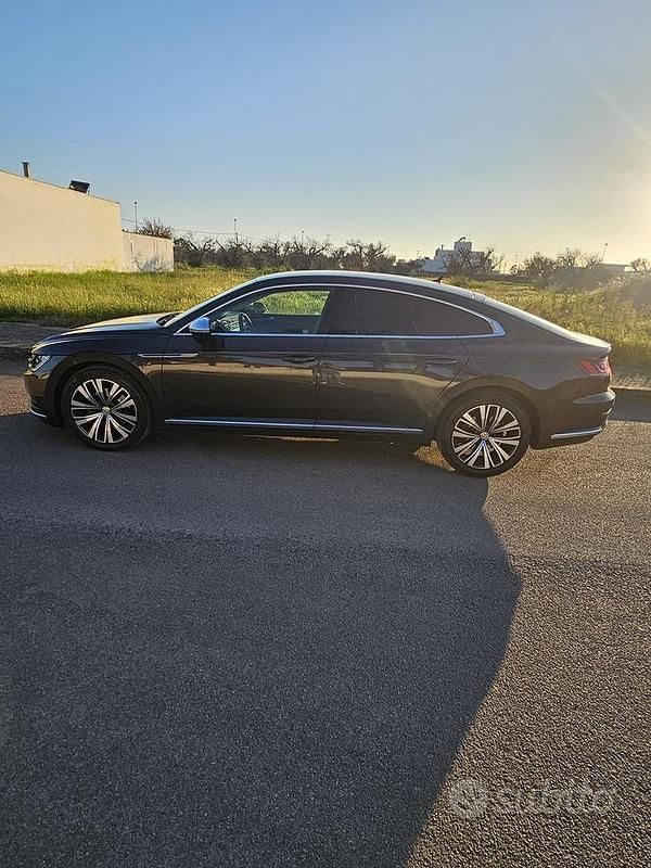 Usata VW Arteon 190 CV (139 kW) 2019 Grigio Utilitaria