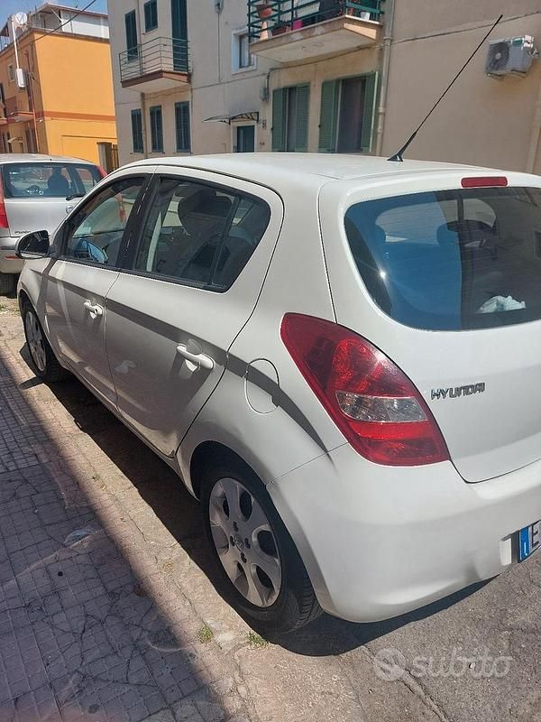 Usata Hyundai i20 100 CV (73 kW) 2013 Bianco Berlina