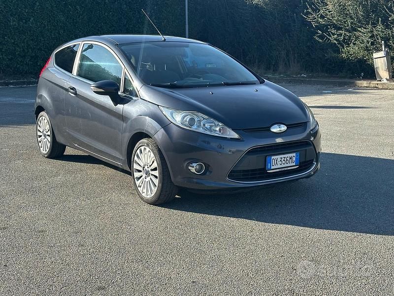 Usata Ford Fiesta 68 CV (50 kW) 2009 Grigio Berlina