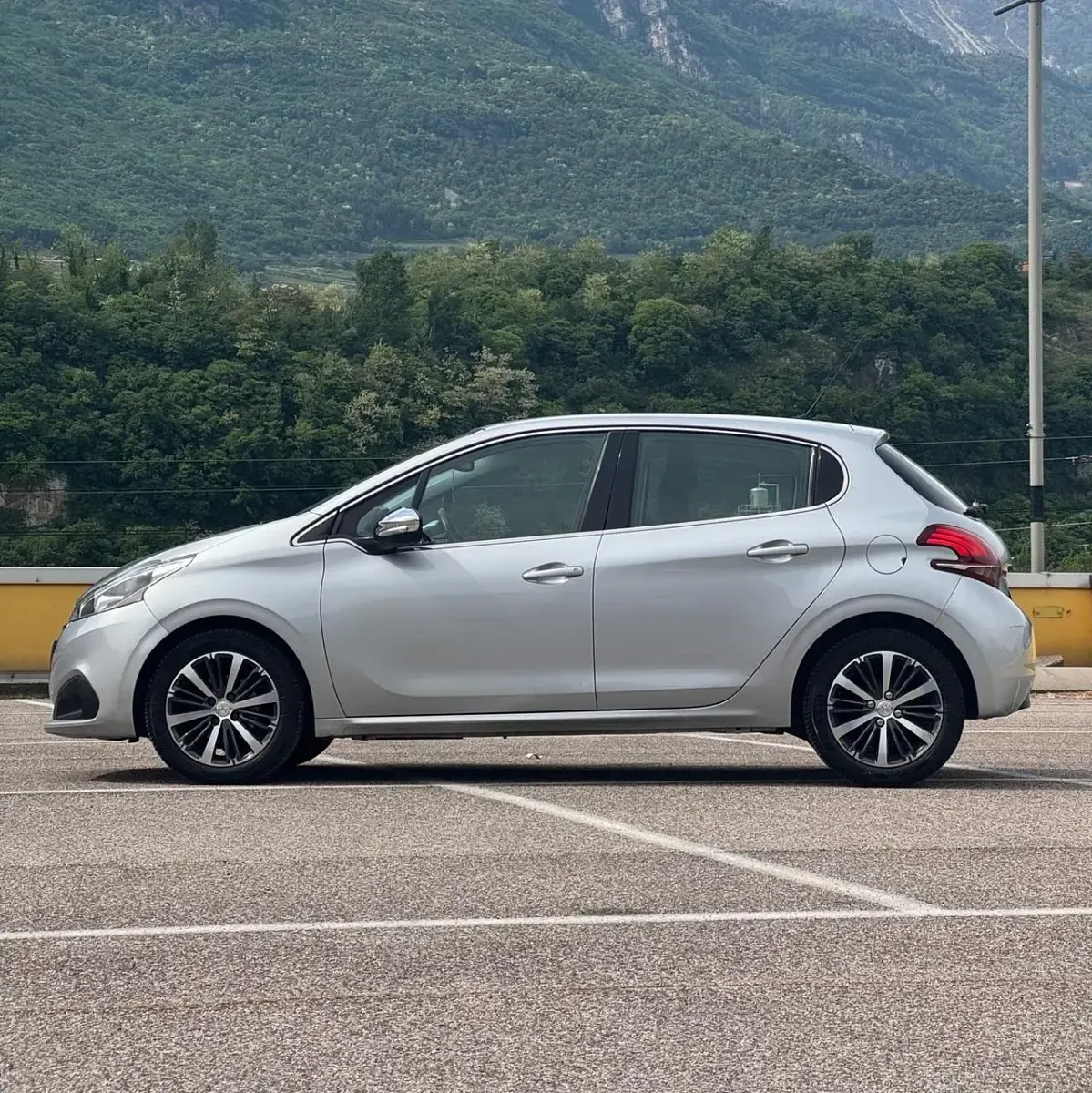 Usata Peugeot 208 Allure 75 CV (55 kW) 2017 Argento Utilitaria
