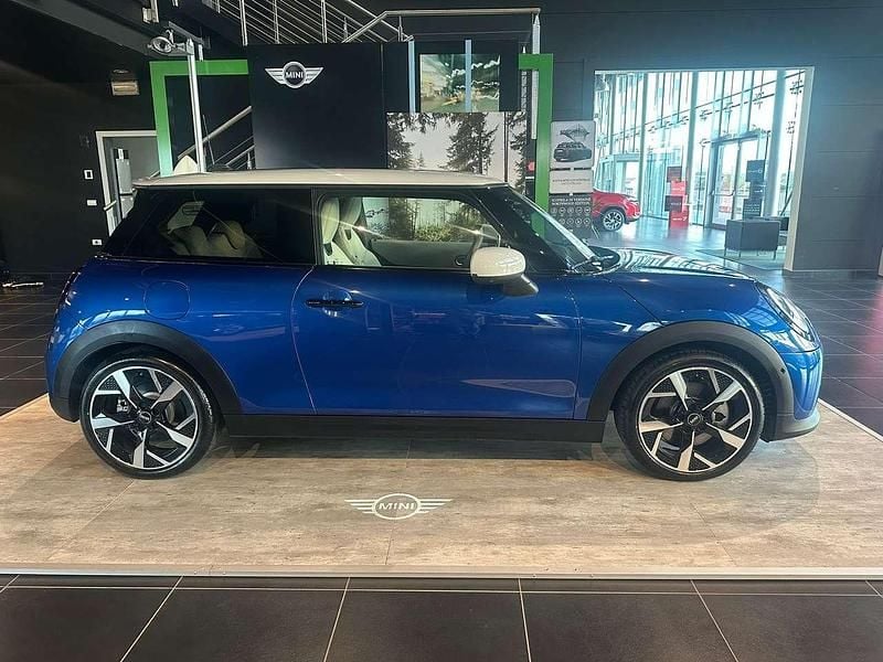 Usata Mini Cooper Favoured 150 kW (204 CV) 2025 Blazing blue Utilitaria