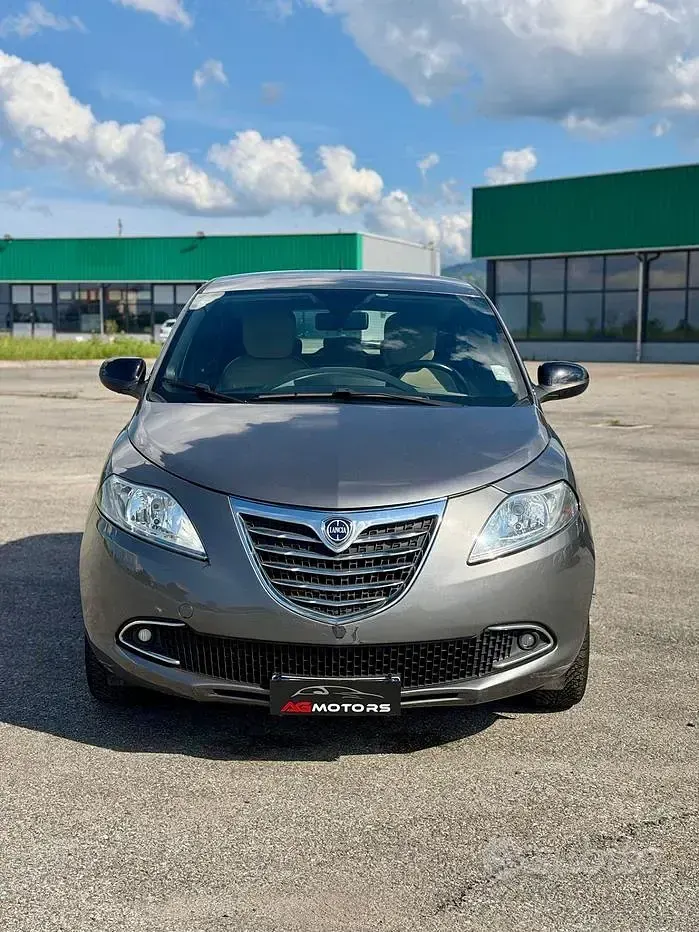Usado Lancia Ypsilon S 95 HP (69 kW) 2013 Cinzento Citadino