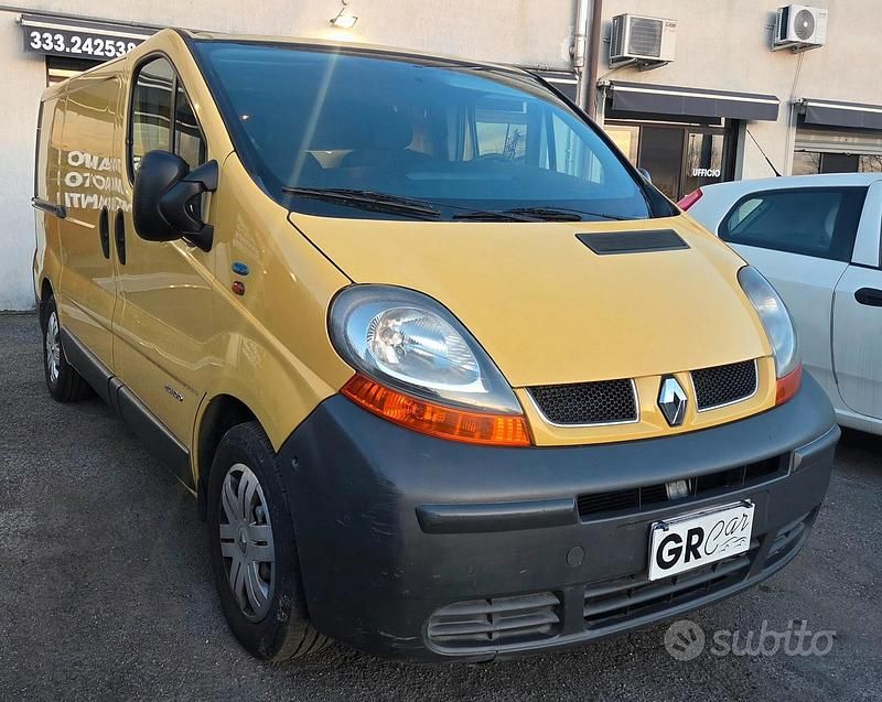 Usata Renault Trafic 100 CV (73 kW) 2006 Giallo Monovolume