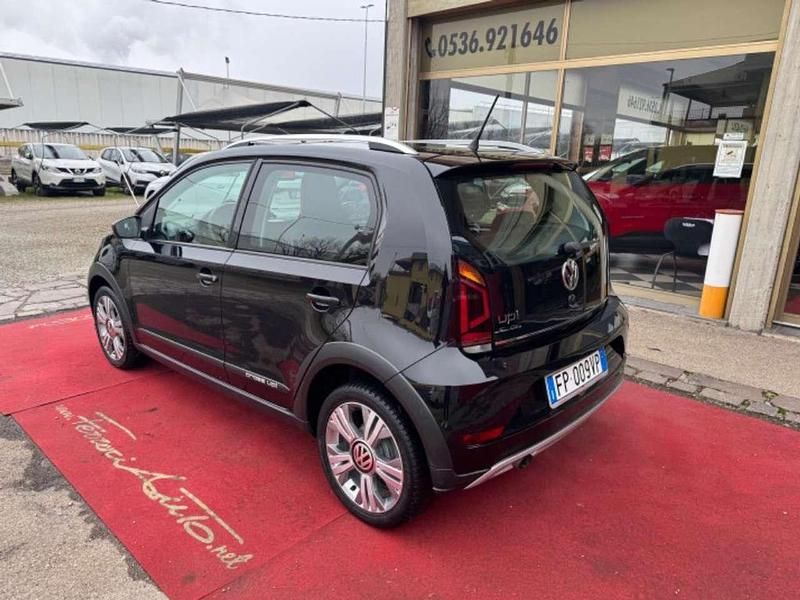Usata VW cross up! 75 CV (55 kW) 2018 Nero Utilitaria