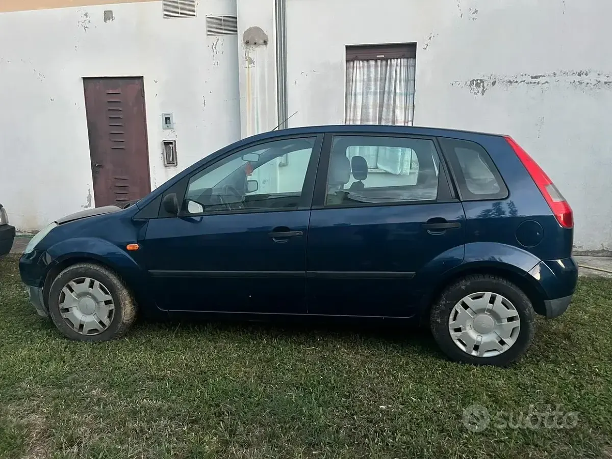 Usata Ford Fiesta 75 CV (55 kW) 2002 Blu Utilitaria