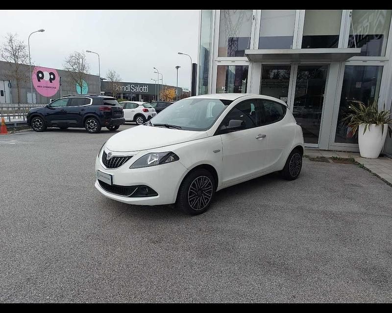 Usata Lancia Ypsilon Gold 69 CV (50 kW) 2023 Bianco Utilitaria
