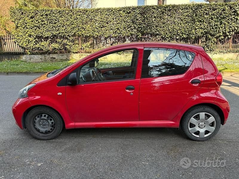 Usata Toyota Aygo 68 CV (50 kW) 2008 Rosso Utilitaria